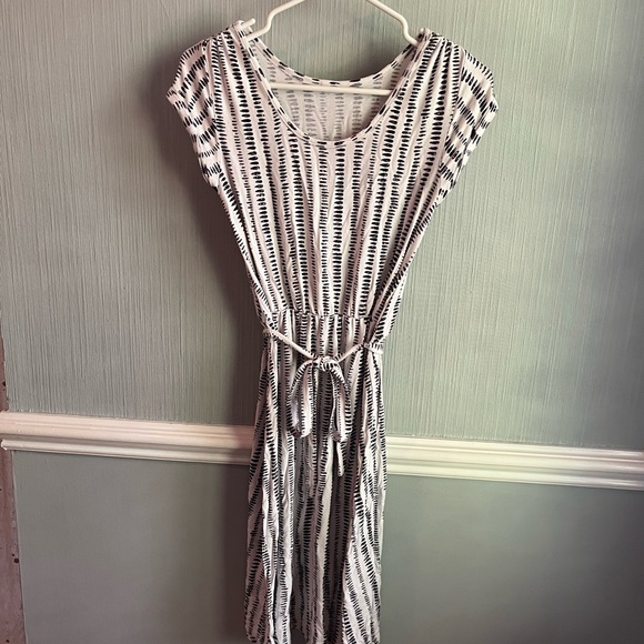Chic Black and White Patterned Midi Dress - Picture 1 of 3